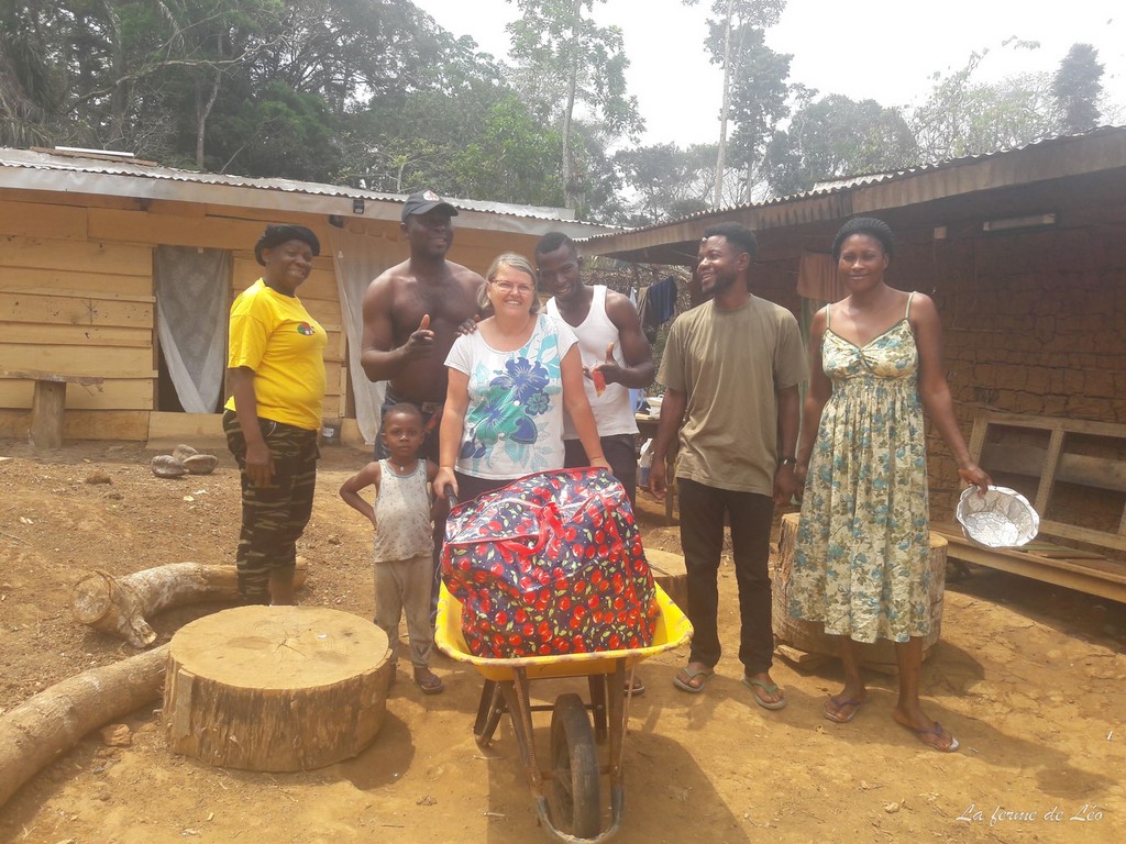 LFDL-bénévoles 2020-remise dons-école de Nkolnyama 