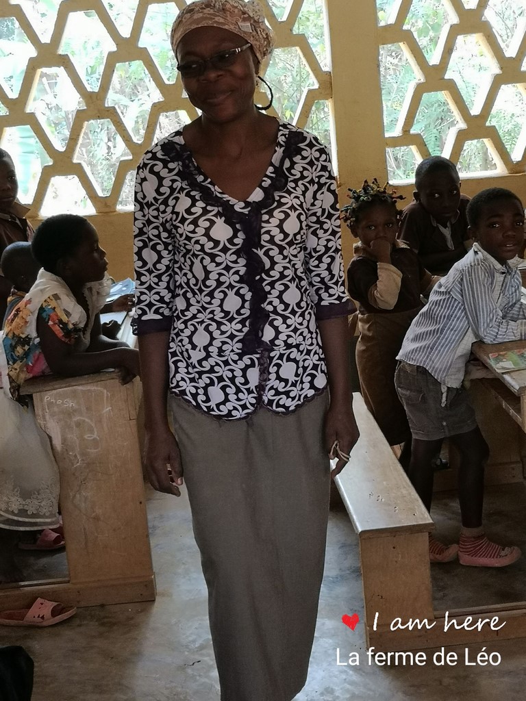 LFDL-Bénévoles 2020-École De Nkolnyama Remise De Dons-Maitresse-directrice