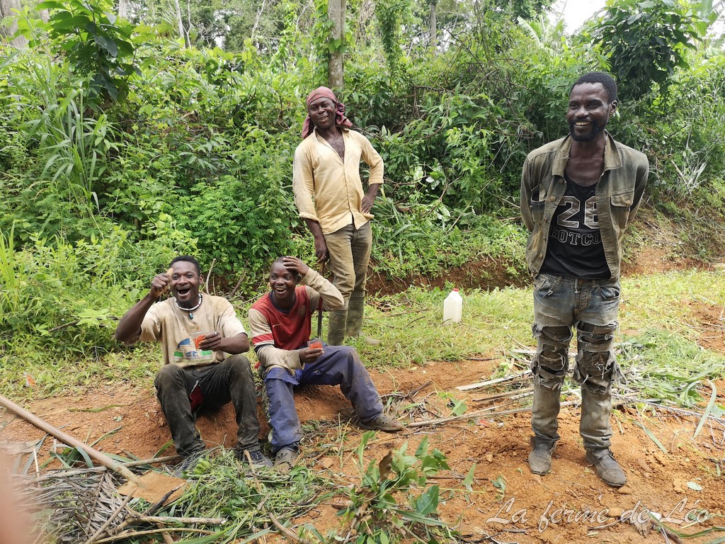 Les jeunes de Nkolnyama en action sociale-La ferme de Léo Cameroun 2020
